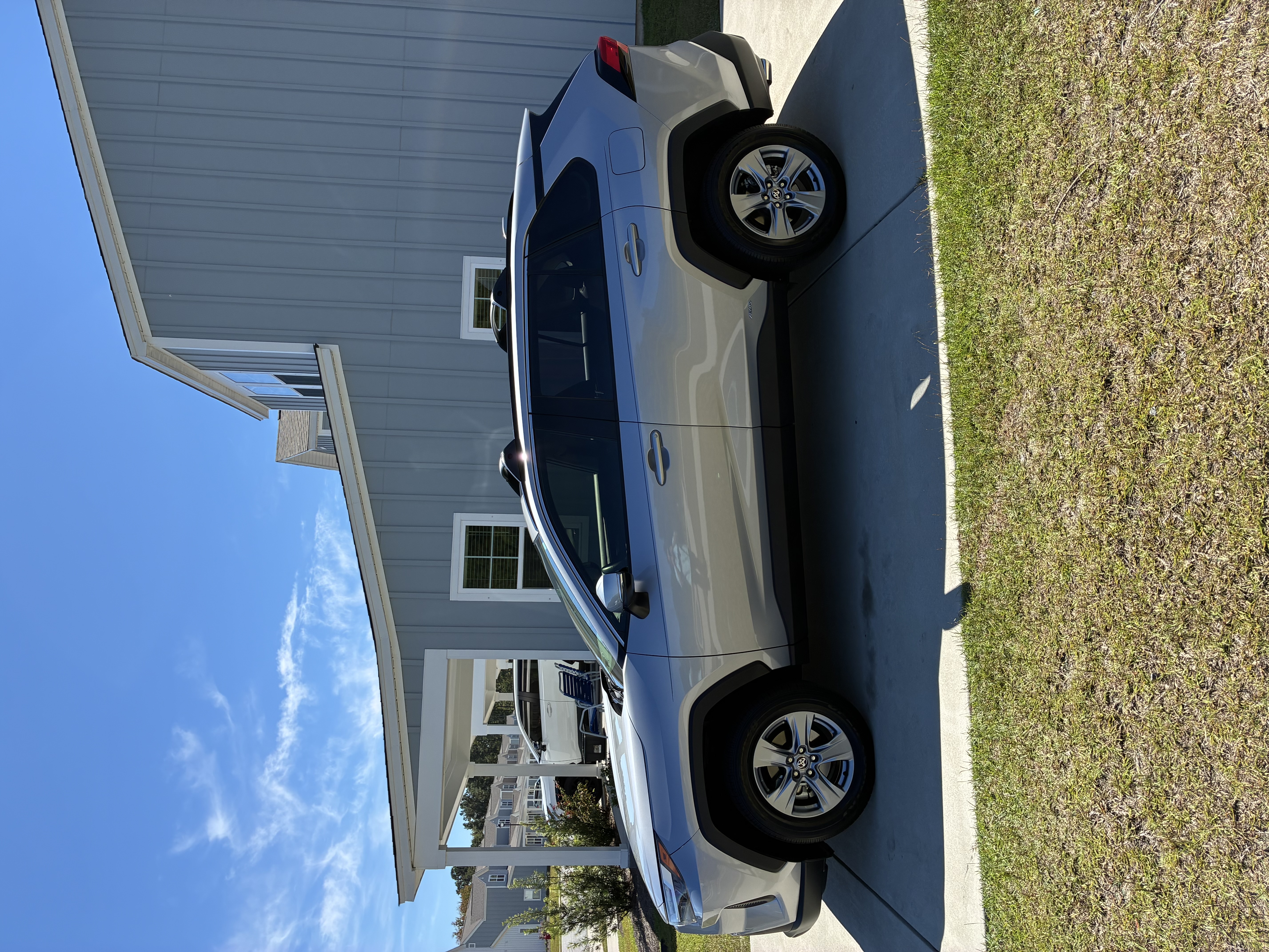 Used 2025 Toyota RAV4 XLE w/ Convenience Package AWD/4WD image 4