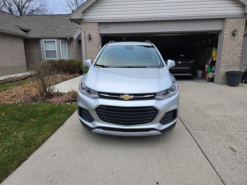 Used 2019 Chevrolet Trax LT w/ LT Convenience Package image 4