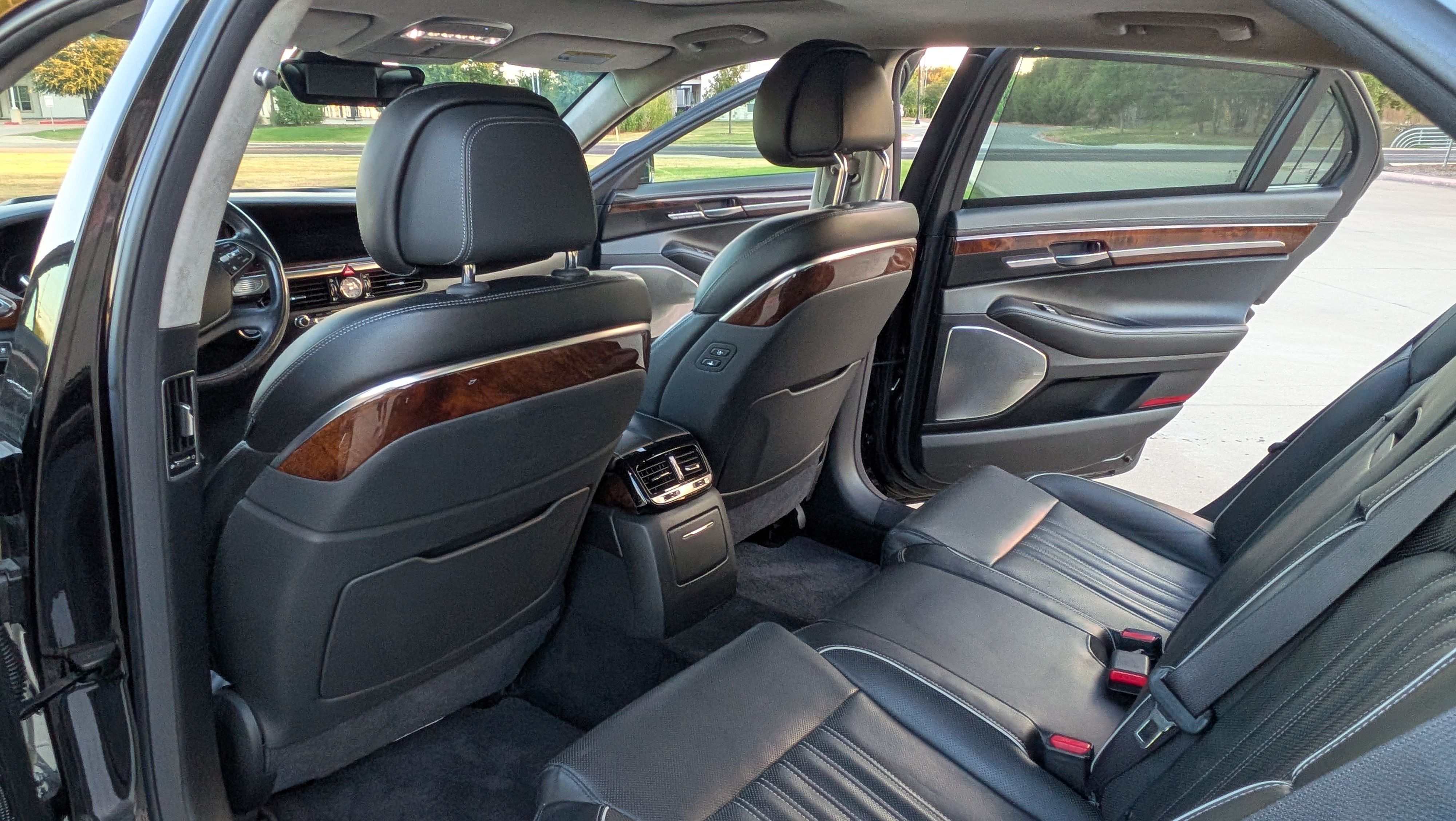 Used 2018 Genesis G90 3.3T Premium RWD image 23