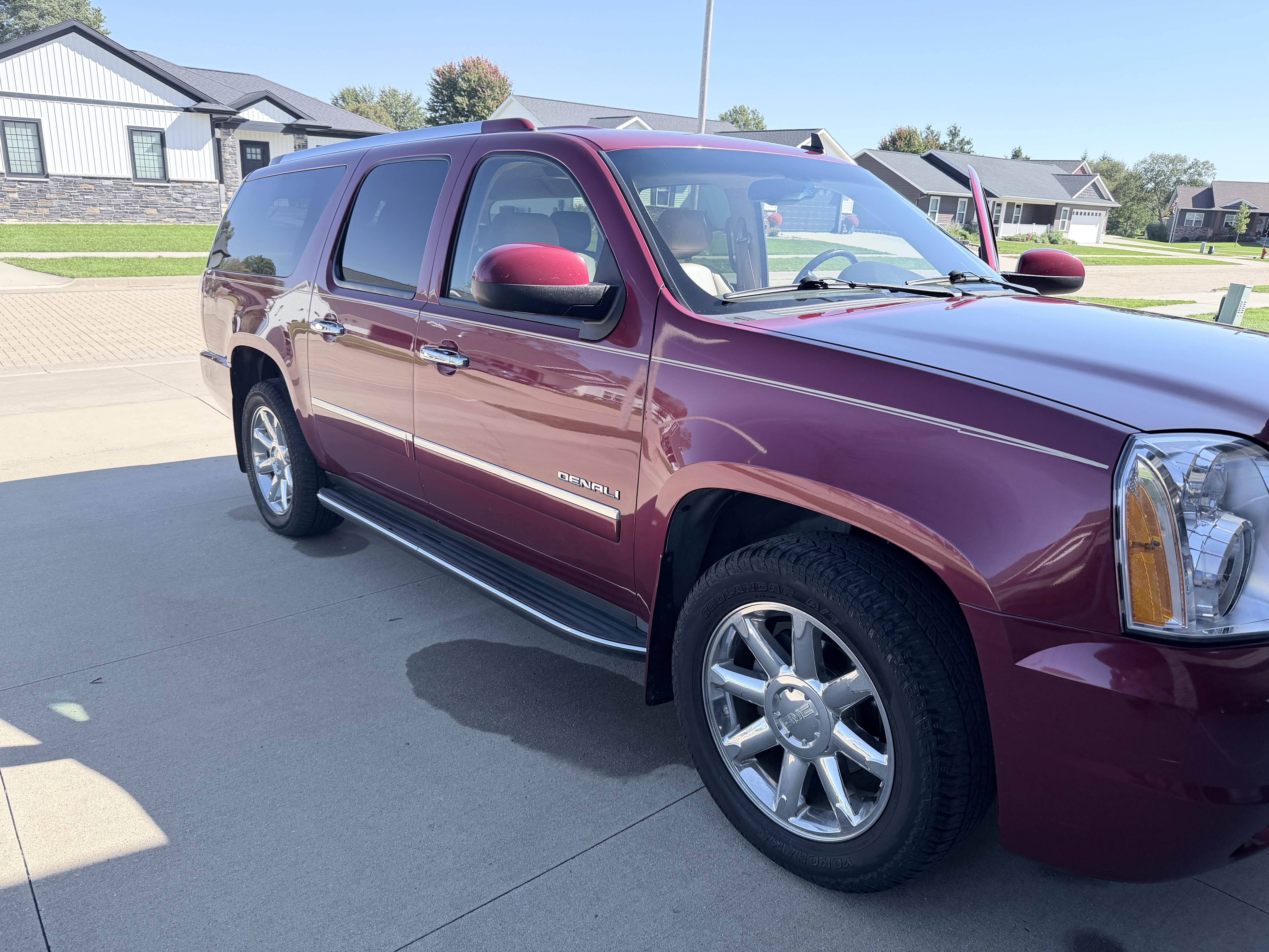 Used 2011 GMC Yukon XL Denali AWD/4WD image 5