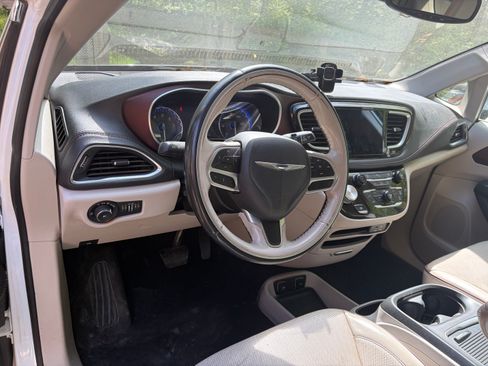 Used 2020 Chrysler Pacifica Limited FWD image 5