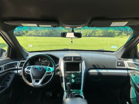 Used 2015 Ford Explorer XLT w/ Equipment Group 202B AWD/4WD image 12