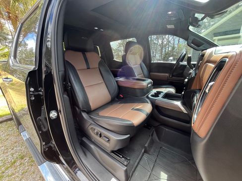 Used 2019 Chevrolet Silverado 1500 High Country w/ Technology Package image 15