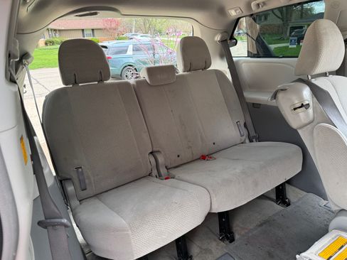 Used 2013 Toyota Sienna LE image 9