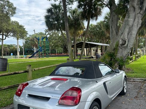 Used 2002 Toyota MR2 image 5