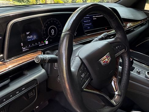 Used 2022 Cadillac Escalade Premium Luxury AWD/4WD image 19