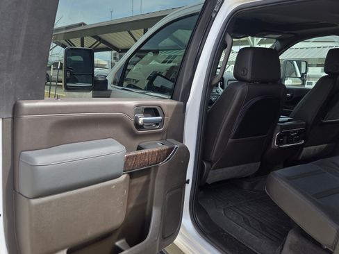 Used 2023 GMC Sierra 3500 Denali w/ Technology Package image 12