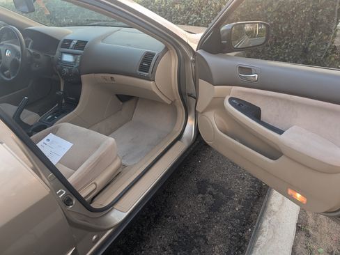 Used 2005 Honda Accord LX image 17