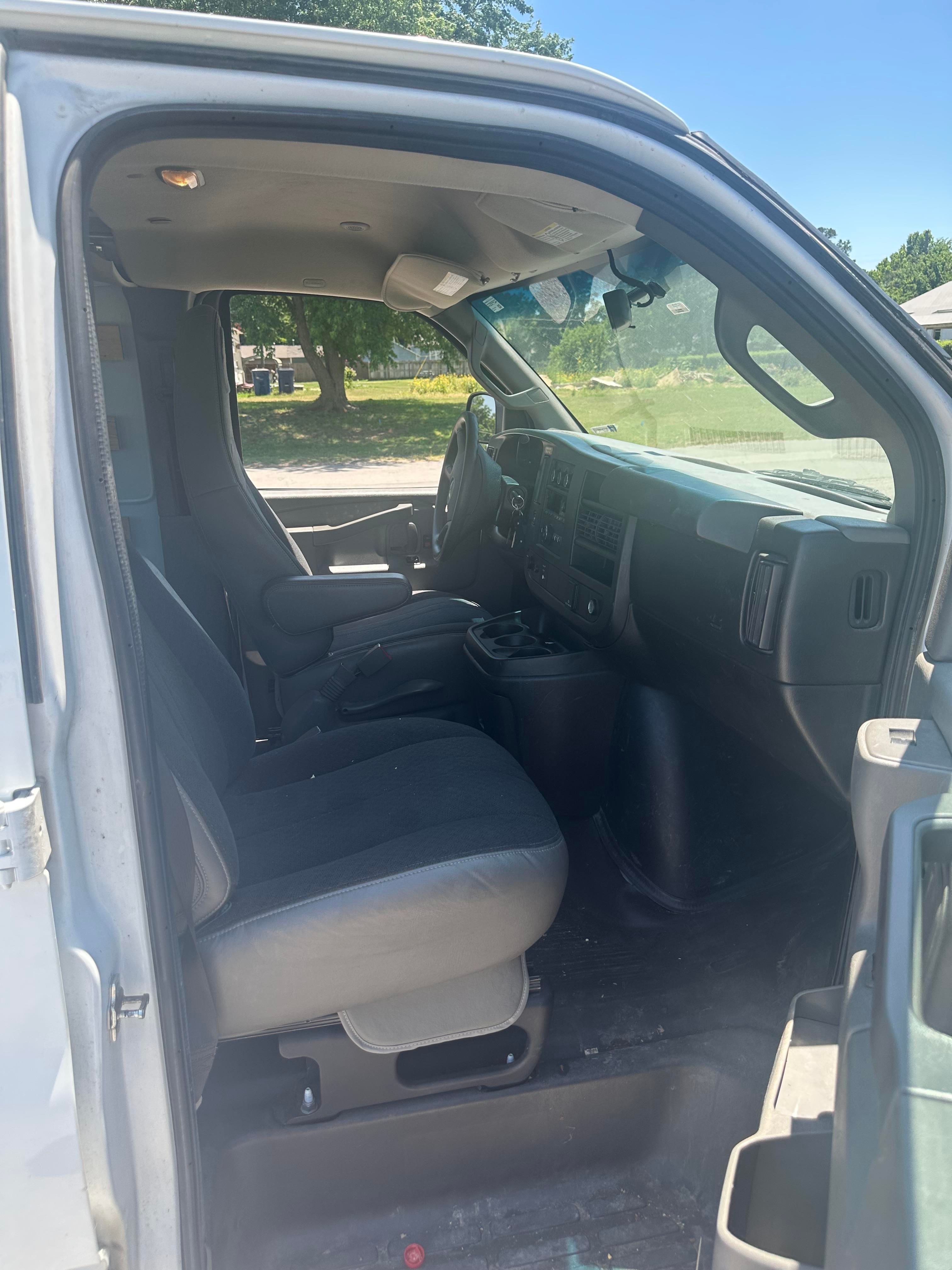 Used 2021 GMC Savana 2500 w/ Driver Convenience Package RWD image 4