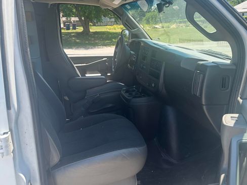 Used 2021 GMC Savana 2500 w/ Driver Convenience Package RWD image 4
