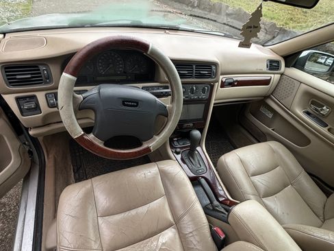 Used 2000 Volvo V70 SE image 8