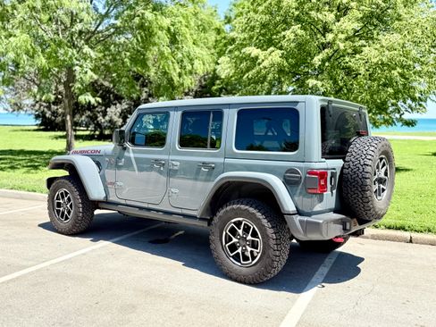 Used 2025 Jeep Wrangler Unlimited Rubicon w/ Convenience Group AWD/4WD image 2