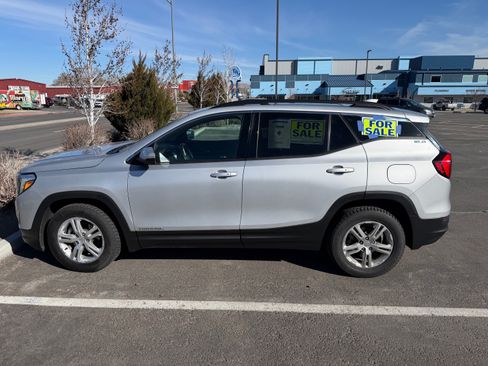 Used 2018 GMC Terrain SLE w/ Driver Convenience Package image 4