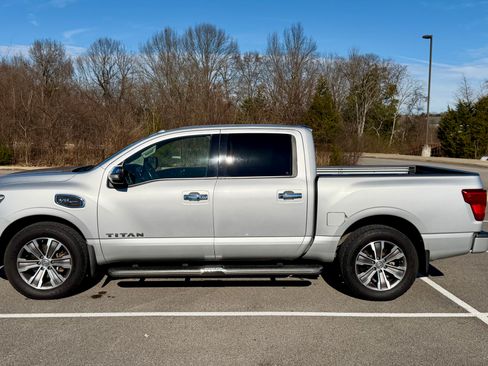 Used 2017 Nissan Titan SL image 2