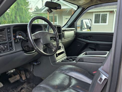 Used 2005 Chevrolet Silverado 2500 LT w/ Heavy-Duty Power Package image 4