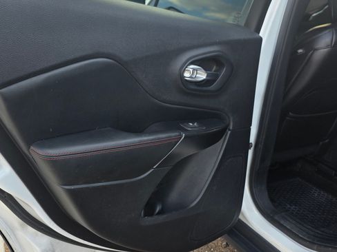 Used 2019 Jeep Cherokee Trailhawk image 17