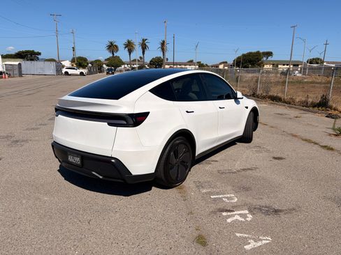Used 2026 Tesla Model Y Long Range RWD image 6