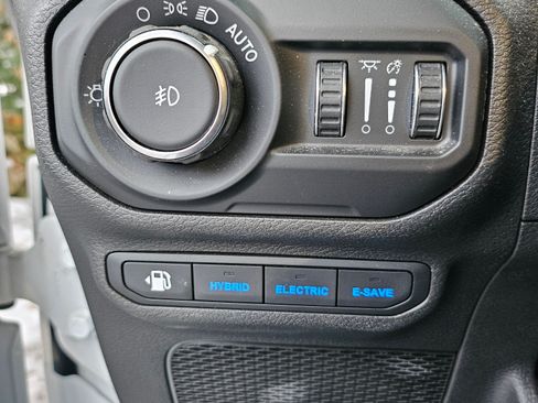 Used 2022 Jeep Wrangler Unlimited Sahara w/ Cold Weather Group image 12