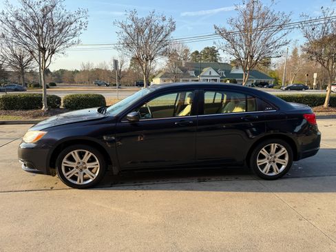 Used 2011 Chrysler 200 Touring image 2