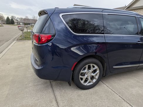 Used 2018 Chrysler Pacifica Limited w/ Advanced Safetytec Group image 4