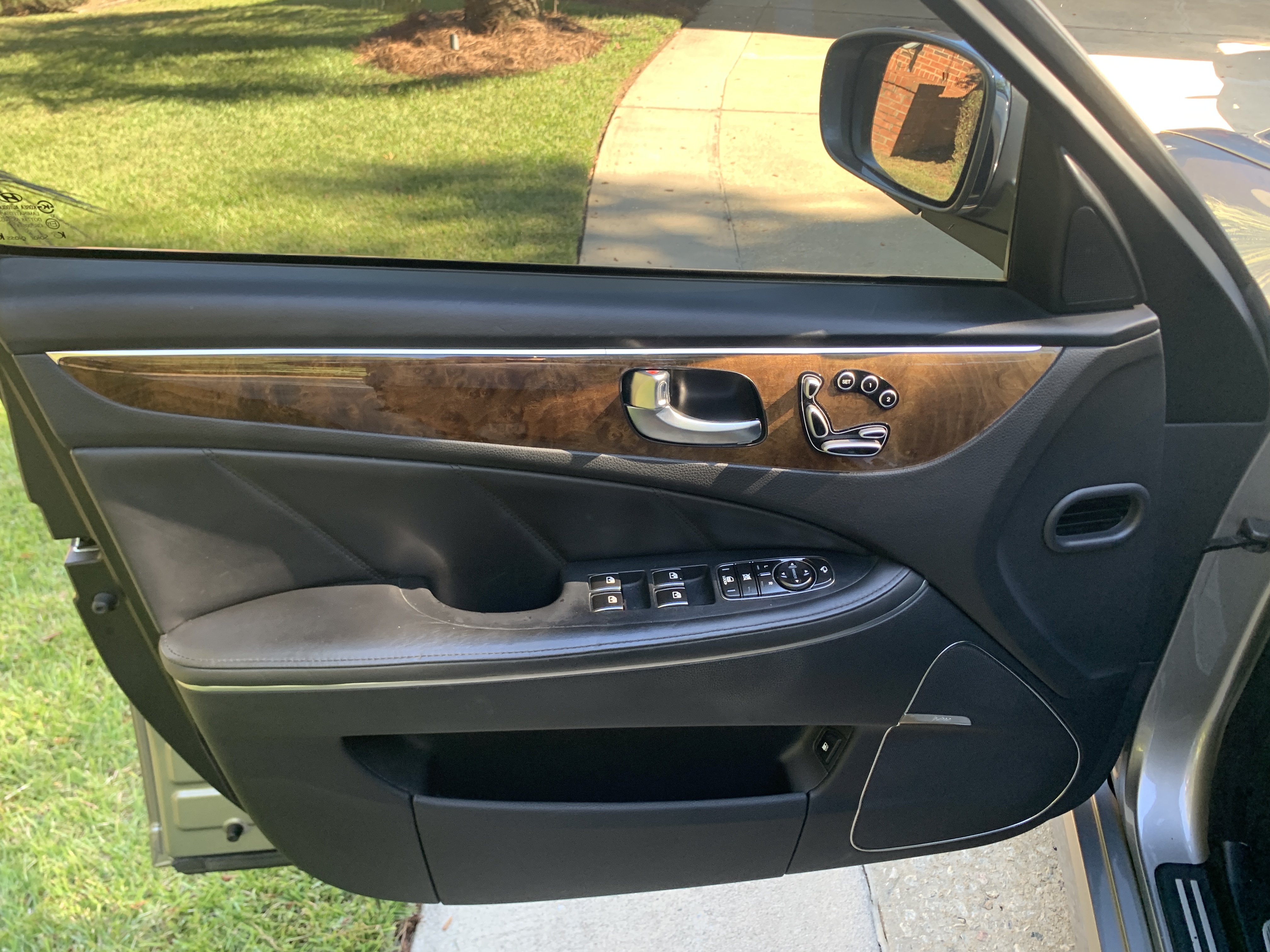 Used 2011 Hyundai Equus Signature RWD image 16