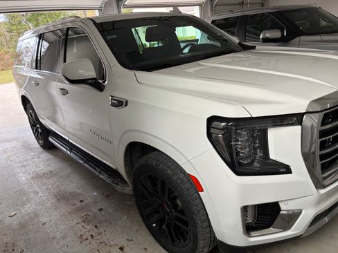 Used 2023 GMC Yukon XL SLT image 1