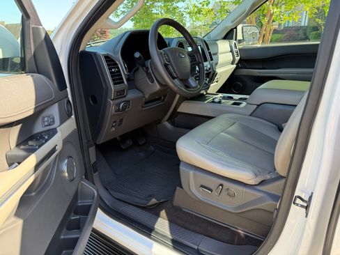 Used 2018 Ford Expedition XLT w/ Equipment Group 202A RWD image 13