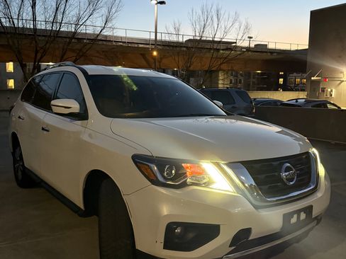 Used 2019 Nissan Pathfinder SV image 2