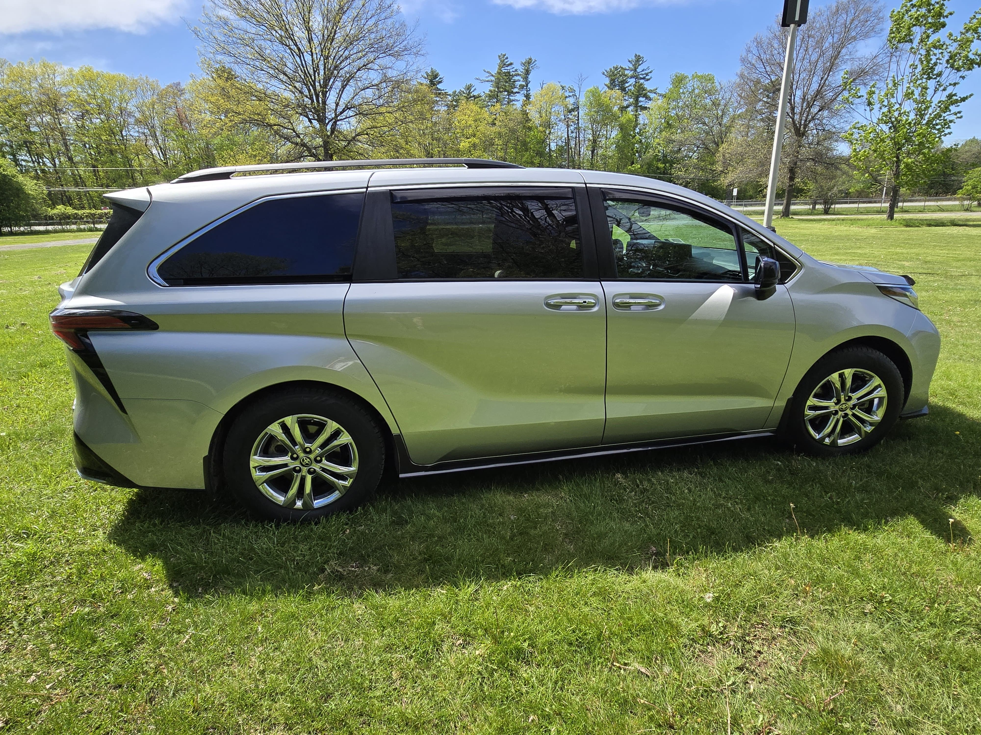 Used 2022 Toyota Sienna XSE w/ XSE Plus Package AWD/4WD image 2
