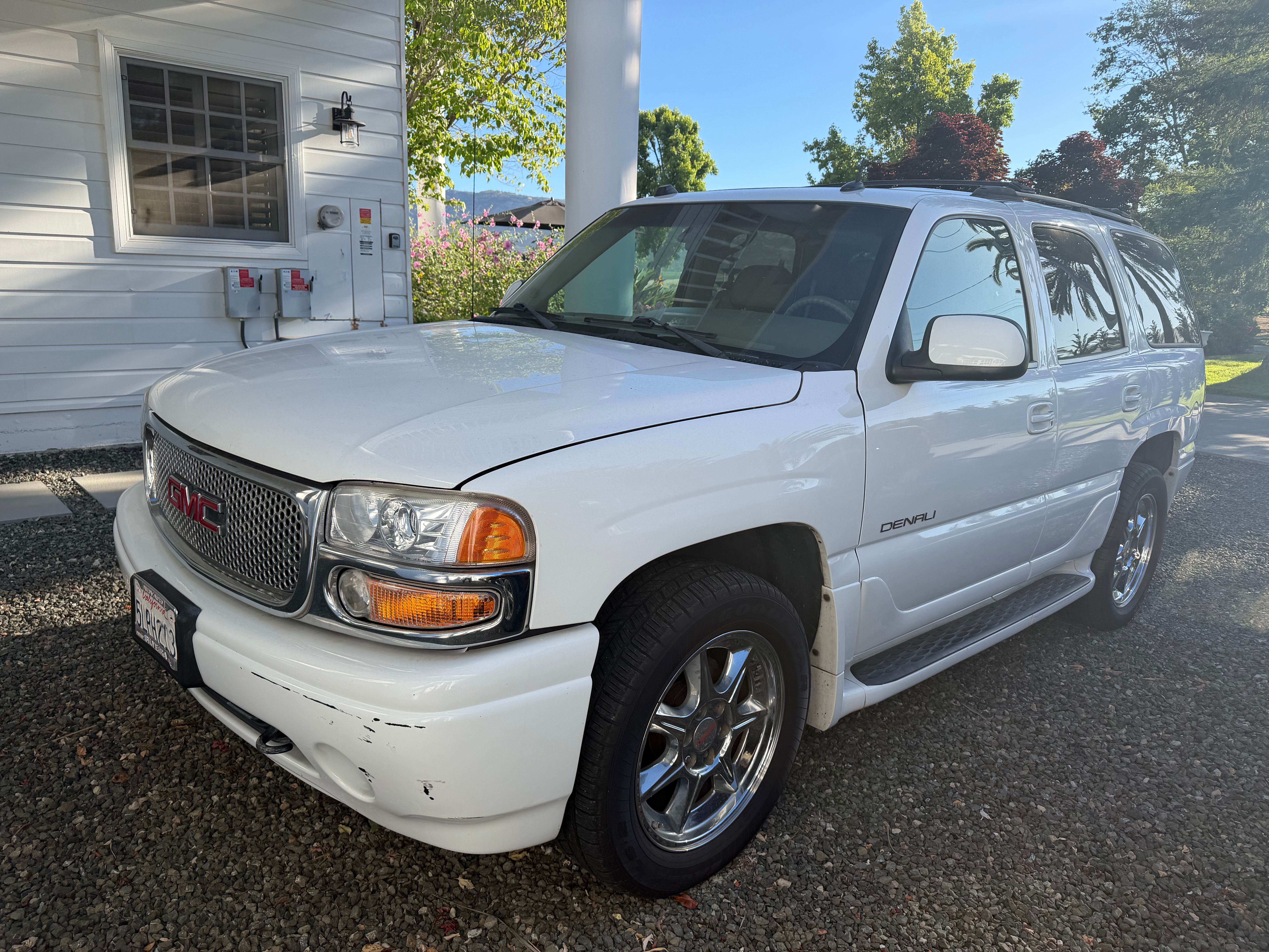 Used 2005 GMC Yukon Denali AWD/4WD image 1