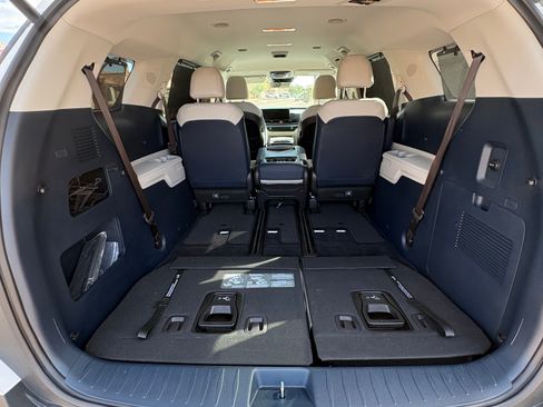 Used 2026 Kia Carnival EX image 10