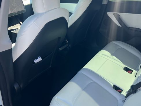 Used 2021 Tesla Model Y Long Range image 17