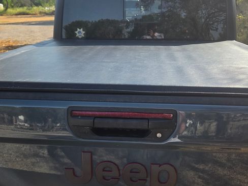 Used 2024 Jeep Gladiator Rubicon w/ Technology Group AWD/4WD image 5