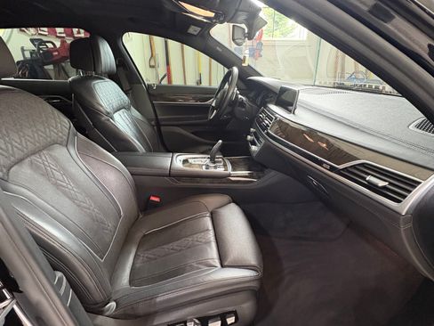 Used 2019 BMW 750i w/ M Sport Package RWD image 5