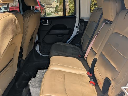 Used 2018 Jeep Wrangler Unlimited Sahara image 6