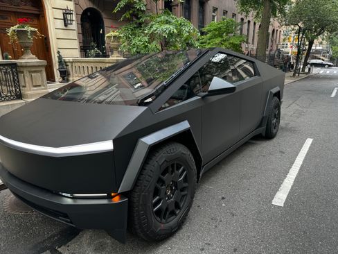 Used 2024 Tesla Cybertruck AWD Crew Cab image 5