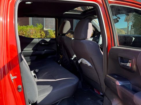 Used 2017 Toyota Tacoma TRD Off-Road image 5