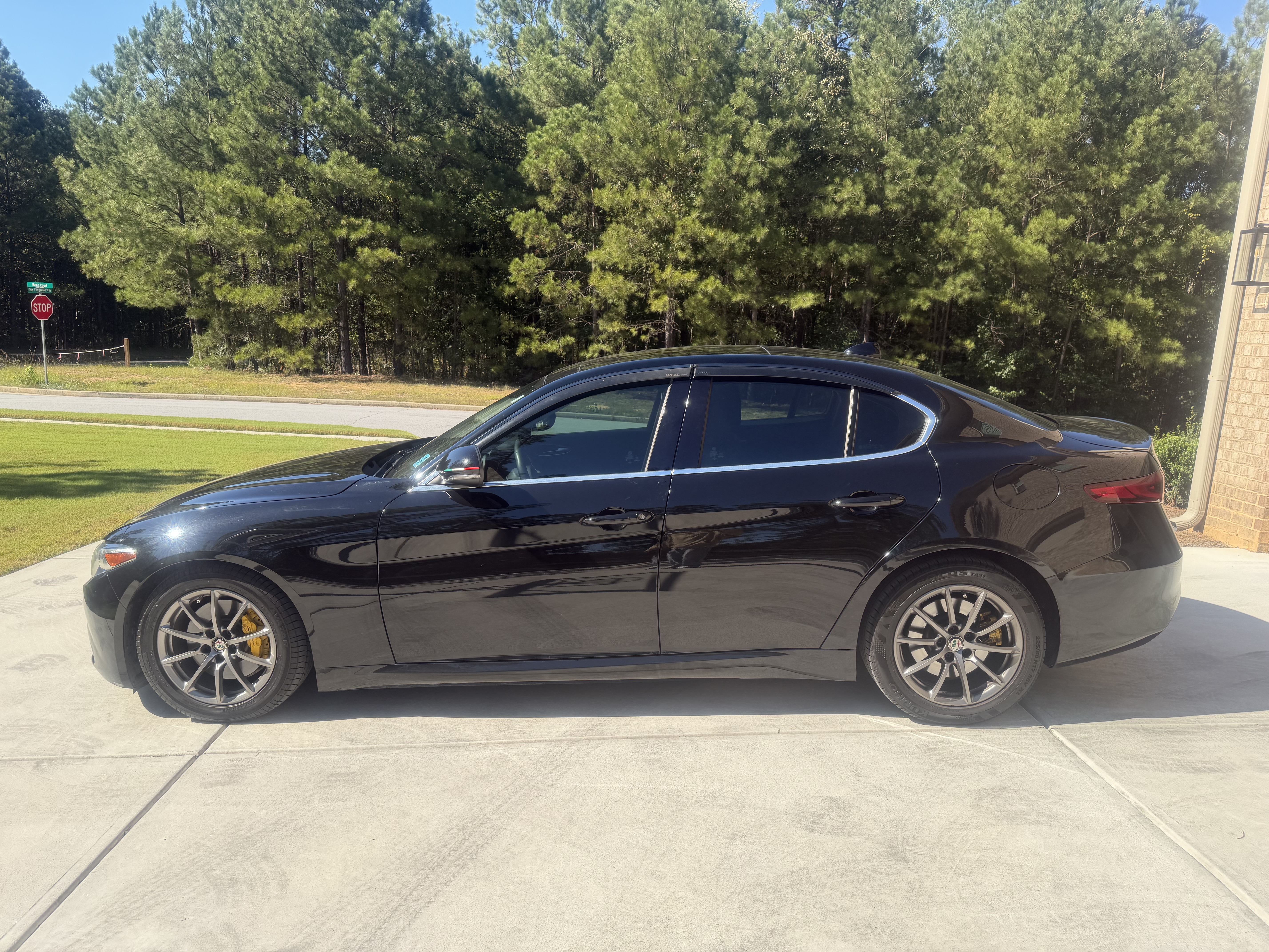 Used 2018 Alfa Romeo Giulia RWD image 2