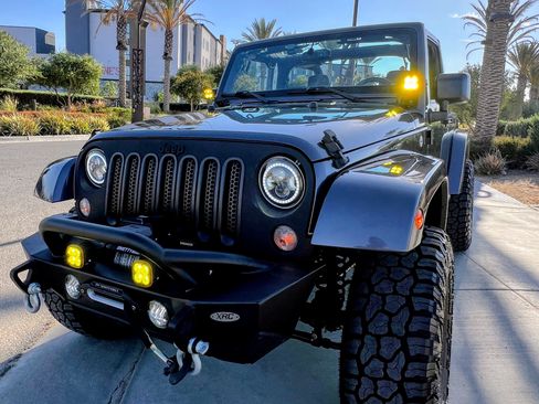 Used 2016 Jeep Wrangler Sahara w/ Connectivity Group AWD/4WD image 13