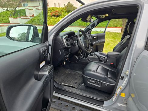 Used 2020 Toyota Tacoma TRD Off-Road w/ TRD Premium Off Road Package image 16