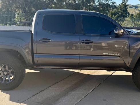 Used 2018 Toyota Tacoma TRD Off-Road image 1