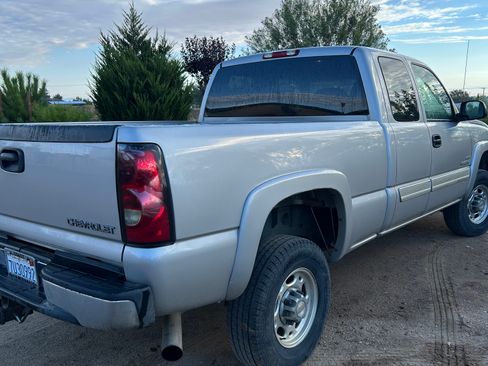 Used 2005 Chevrolet Silverado 2500 LS w/ Heavy-Duty Power Package image 2