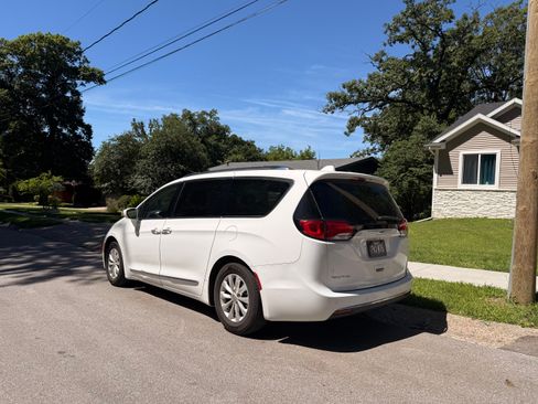 Used 2018 Chrysler Pacifica Touring-L FWD image 8