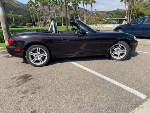 Used 2005 MAZDA MX-5 Miata w/ Convenience Pkg image 9