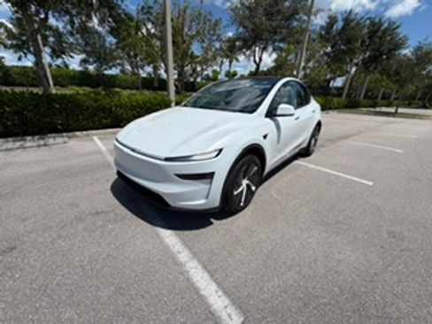 Used 2026 Tesla Model Y AWD image 19