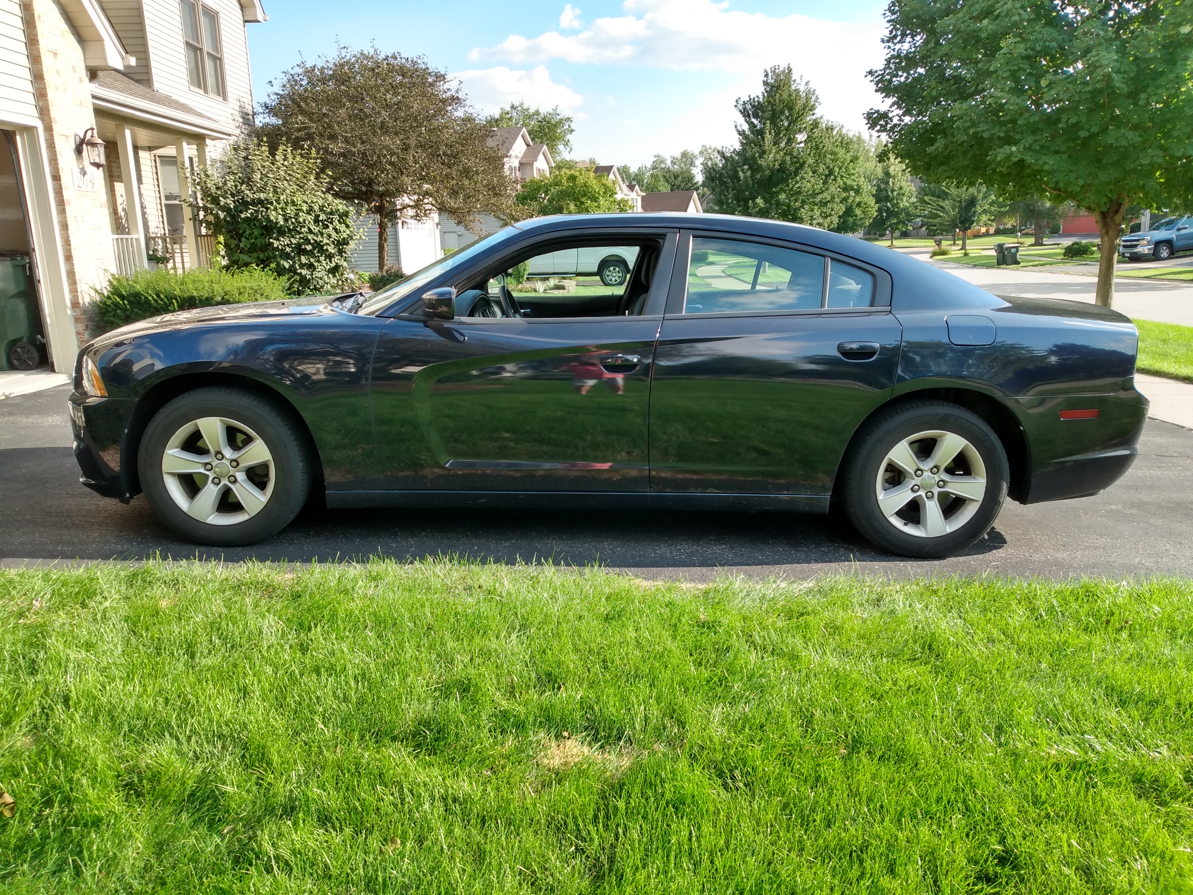 Used 2011 Dodge Charger SE RWD image 2