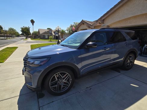 Used 2025 Ford Explorer ST AWD/4WD image 8