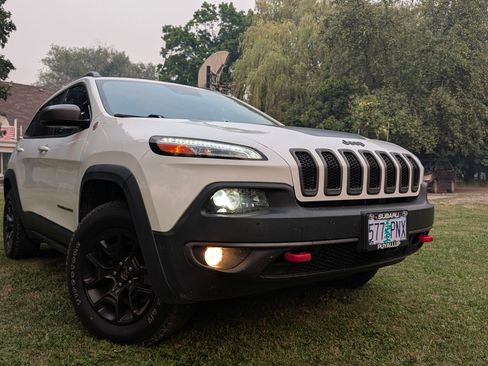 Used 2017 Jeep Cherokee Trailhawk AWD/4WD image 17