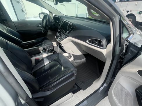 Used 2022 Chrysler Pacifica Touring-L FWD image 2