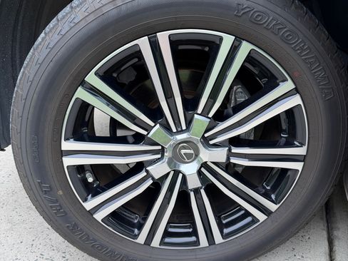 Used 2021 Lexus LX 570 4WD w/ Luxury Package image 14